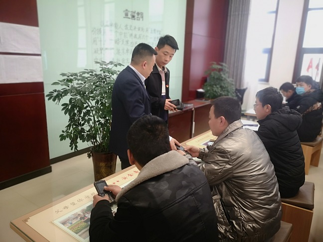 1666761385244394.jpeg 透风队为瓦检员发放防爆手机-蔡维文摄.jpg