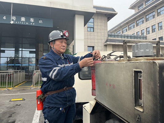 1668733983562074.jpeg ³Çì¾üÔÚ²é³Ëæ³µ°²È«ÉèÊ© ¸ßÐñÉã.JPG