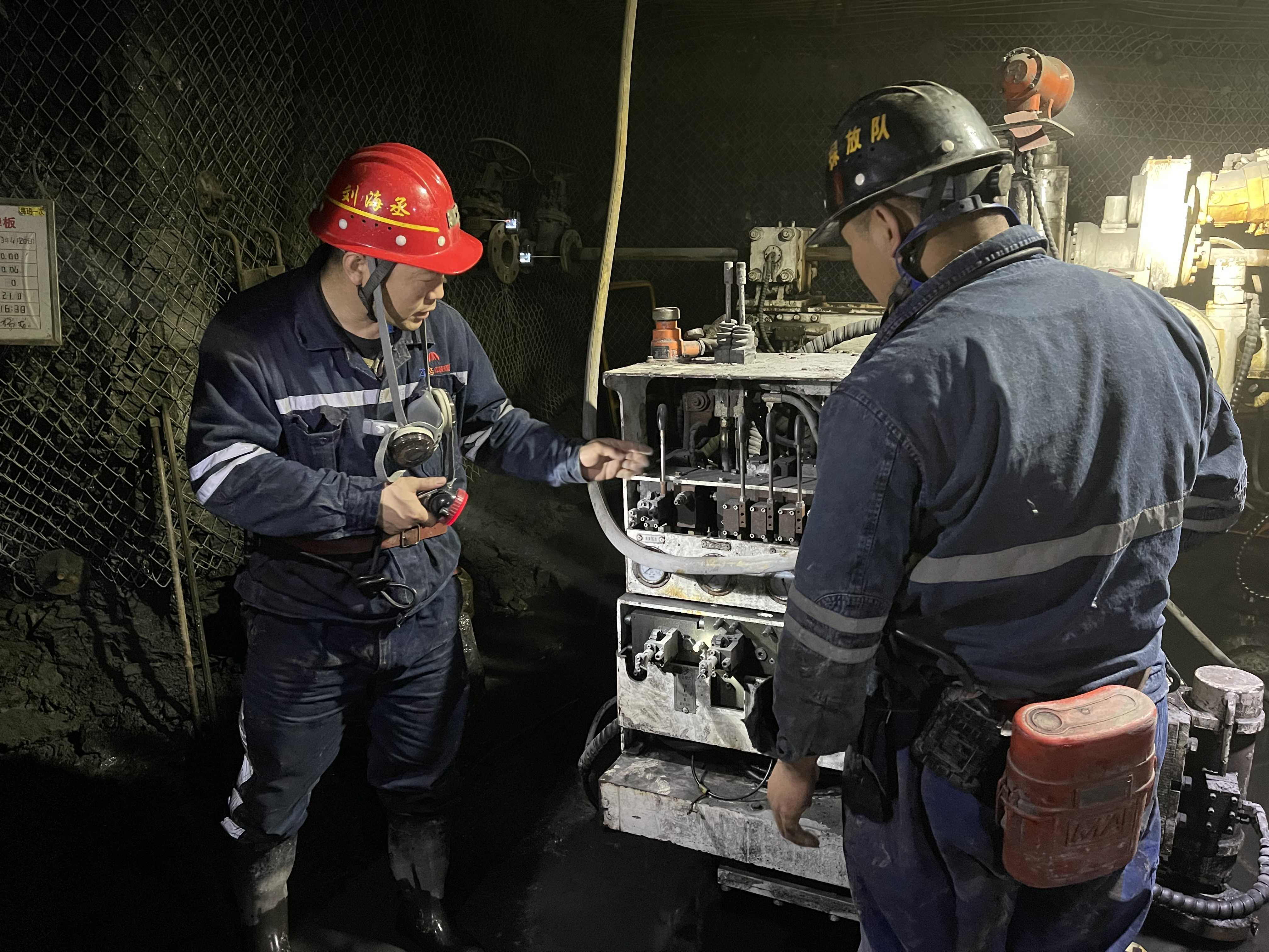 1686376486331297.jpeg 拍摄:任兴林、支部党员查抄责任区内设备情况进行安全查抄(1).jpg