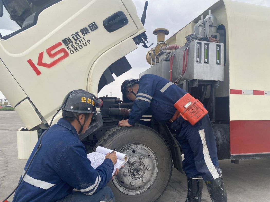 1689835588648835.jpeg 党员复检即将入井车辆 王宇宵摄.jpg