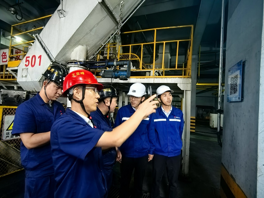 ͼ��   �ֳ������ֵܵ�Ԫ���¼�����   008PG����ú�������Ӫ��˾ѡ�˶�  ������ �ṩ.jpg