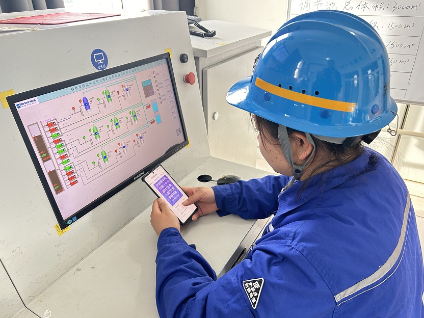 1738543250235429.jpeg 图一:水处置车间工人春节期间坚守岗位.jpg