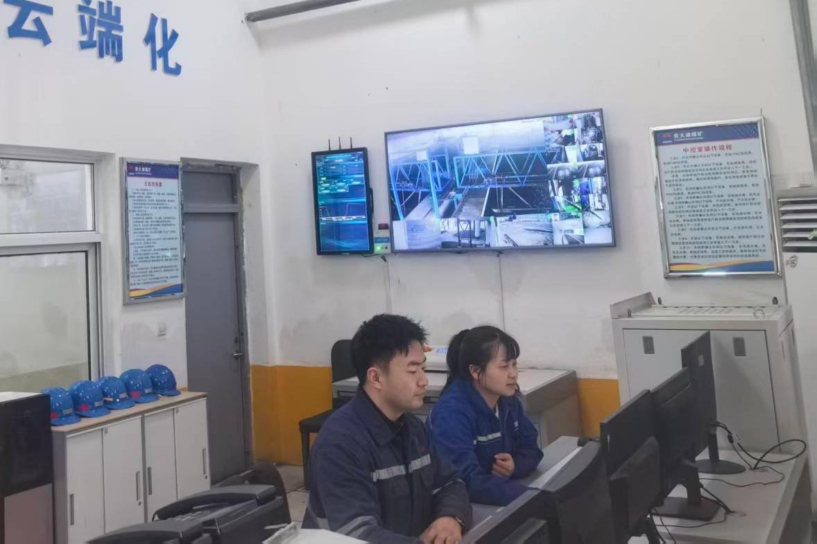 1767057691877646.jpeg ͼ¶þ£º¿ó¾®ÎÛˮվµ³Ô±ÎªÐÂÔ±¹¤½â˵ÔËÐй¤ÒÕ.jpg