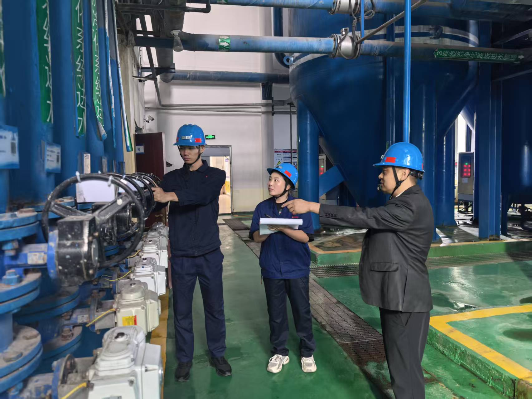 1767057733699616.jpeg ͼһ£ºÅàѵÔËÐаàÈËÔ±°´¹æ²Ù×÷¡¢Ë®´¦Öóµ¼ä¡¢Ö£½.jpg