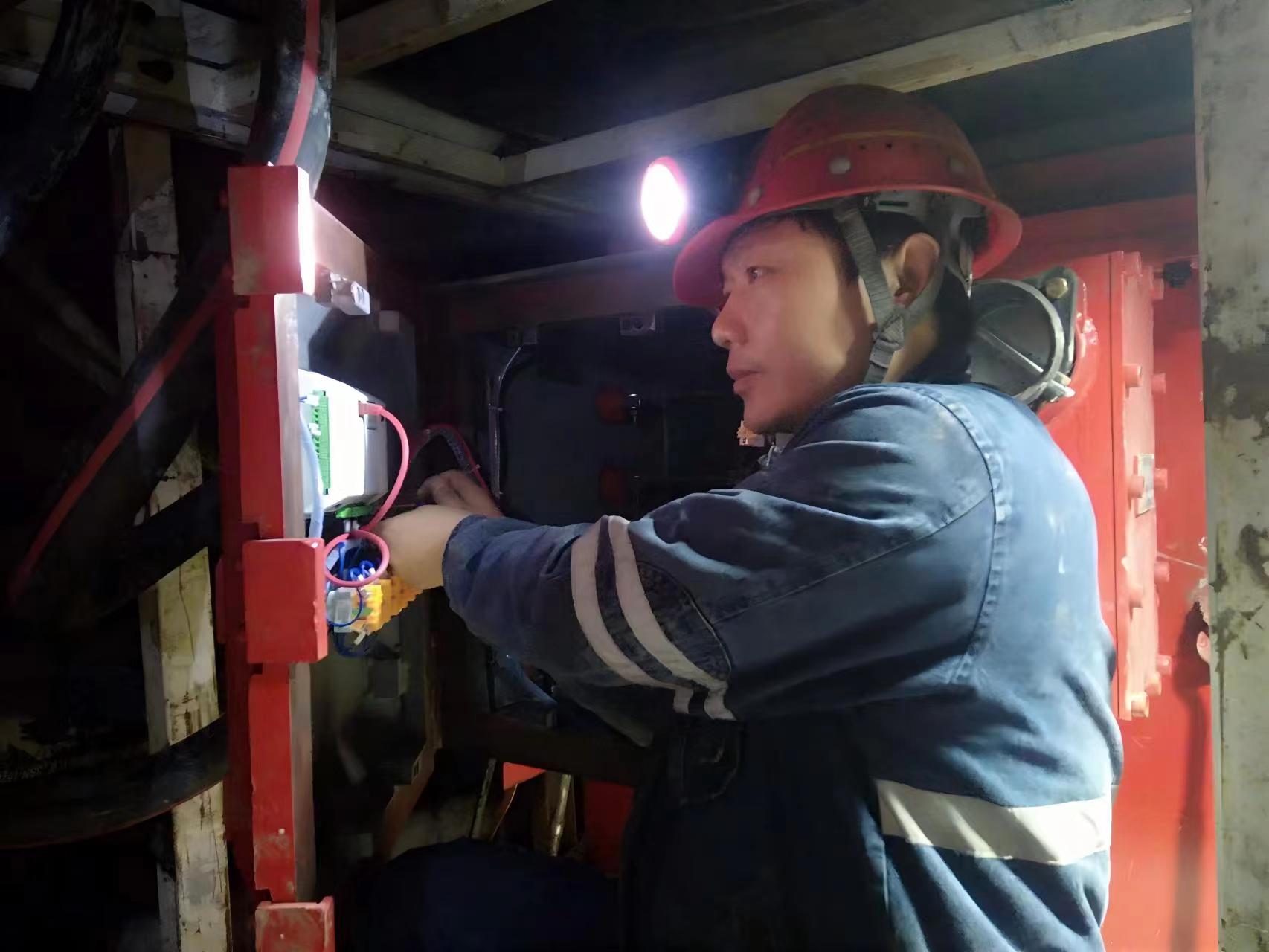 1767140152271574.jpeg 党员现场排查隐患.jpg